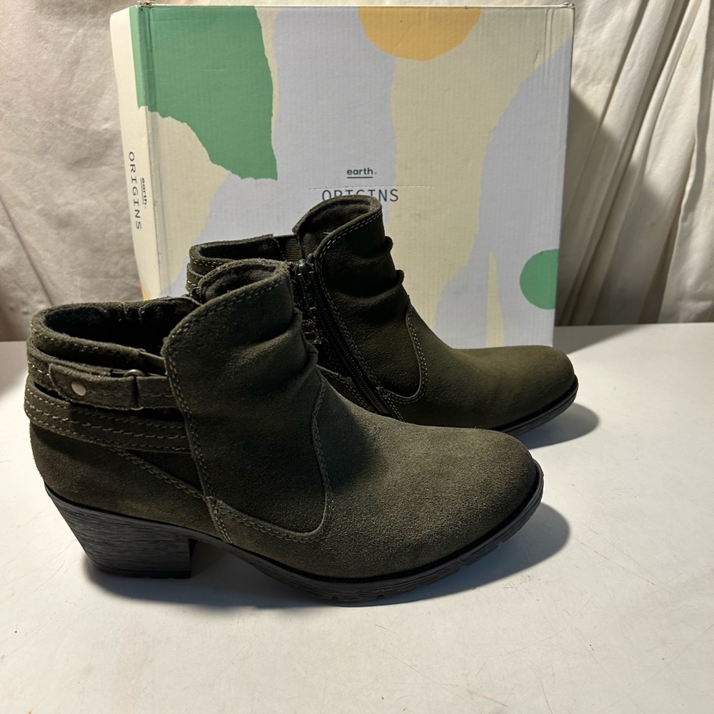 Earth origins olive suede ankle boots size 7.5 NWT
